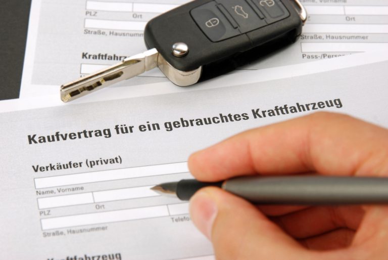 Vorduck und Muster eines Kaufvertrag für Auto KFZ mit Hand Unterschrift und Füller und Autoschlüssel